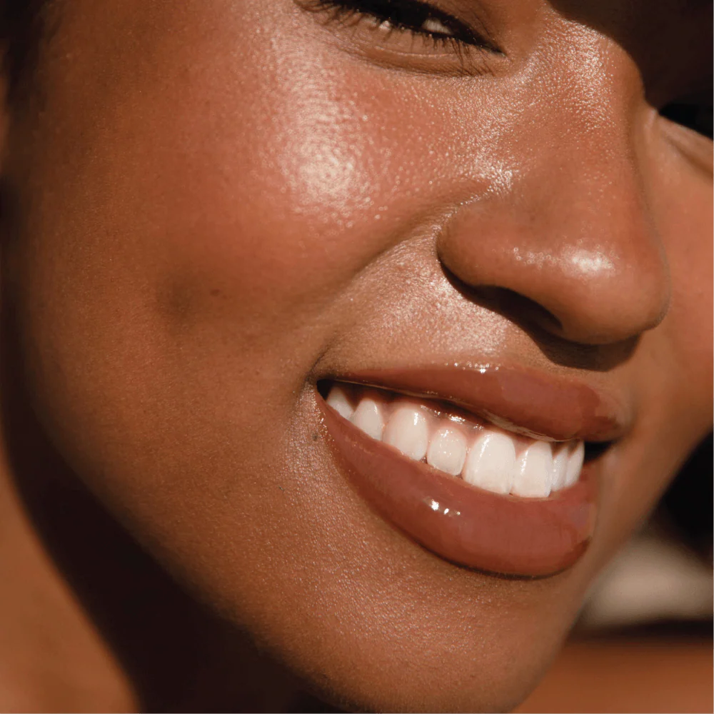 ShineOn-_Almond-On_Figure-Lifestyle_Close_Up_2_1
